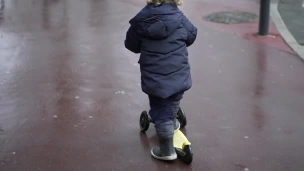 Hulajnoga Dla Dzieci Chodniku Mieście Miejskim — Wideo stockowe