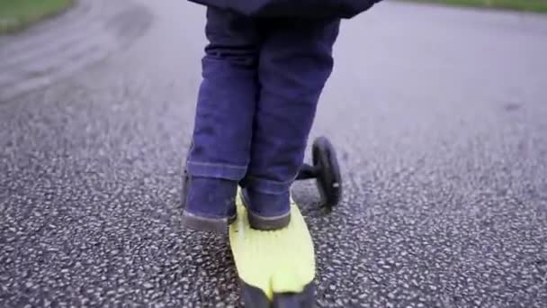 Kinderfüße Fahren Roller Baby Kleinkind Nahaufnahme Fuß Fährt Roller — Stockvideo