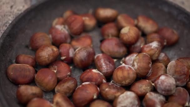전통적 음식을 요리하고 바론을 바론을 볶는다 — 비디오