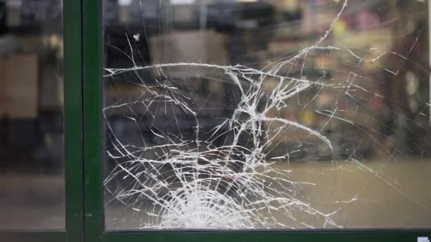 破碎的仓库玻璃 破碎的前玻璃入口故意破坏 — 图库视频影像