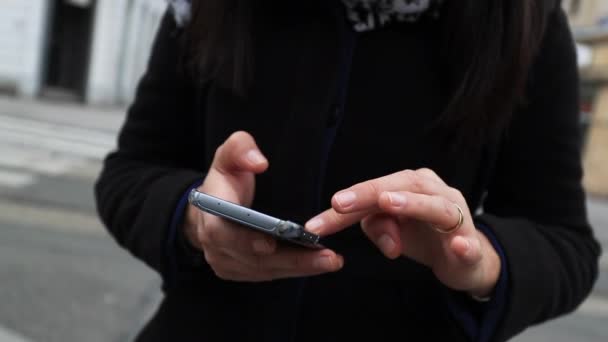 Sokakta Cep Telefonunu Kontrol Eden Bir Kadın Yol Tarifi Arıyor — Stok video