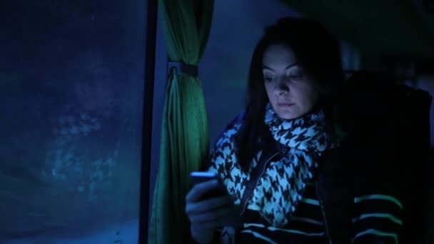 Kobieta Sprawdza Maile Surfuje Internecie Podczas Podróży Autobusem Nocy Dziewczyna — Wideo stockowe