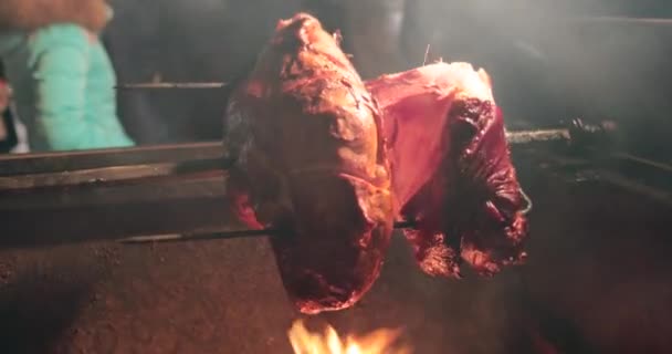 Groot Stuk Vlees Gebraden Varkensvlees Been Een Spit Boven Een — Stockvideo