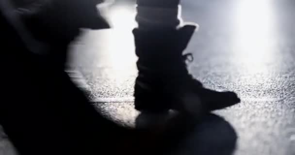 Unghi Scăzut Pietoni Care Traversează Strada Flacăra Lentilelor Provenind Din — Videoclip de stoc
