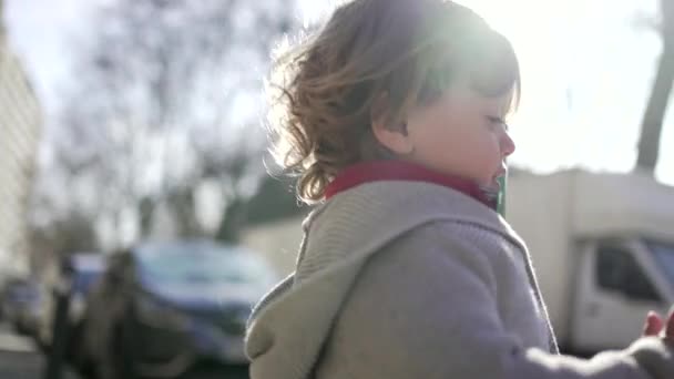 Toddler Fiú Játszik Egyedül Utcán Fordul Körül Egy Utcai Pillér — Stock videók