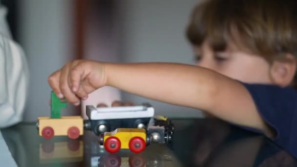 Niño Jugando Con Coche Tradicional Tren Madera Juguete — Vídeos de Stock