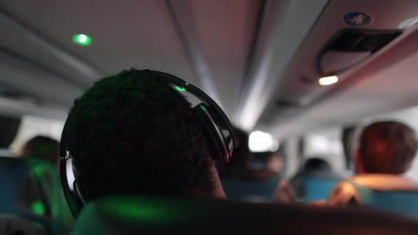 Άνθρωπος Που Φοράει Ακουστικά Ακούγοντας Μουσική Ήχου Ενώ Ταξιδεύει Λεωφορείο — Αρχείο Βίντεο