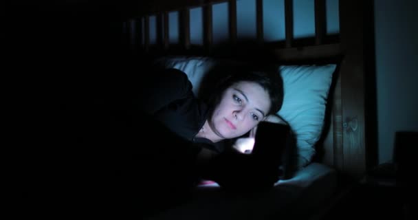 Jonge Vrouw Bed Met Smartphone Vrouw Acteurs Mobiel Apparaat Alvorens — Stockvideo