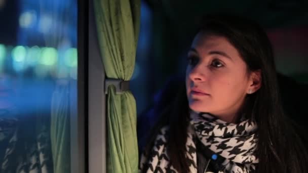 Clip Franc Femme Voyageant Bus Nuit Fille Gratte Son Visage — Video