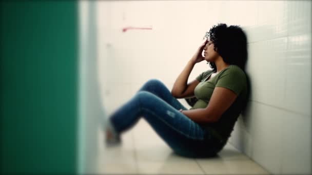 Une Jeune Femme Noire Désespérée Souffrant Problèmes Mentaux Sur Sol — Video
