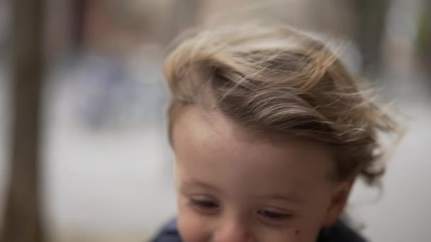 Mały Chłopiec Spacerujący Zewnątrz Czując Bryzę Zatrzymując Się Torach Patrząc — Wideo stockowe