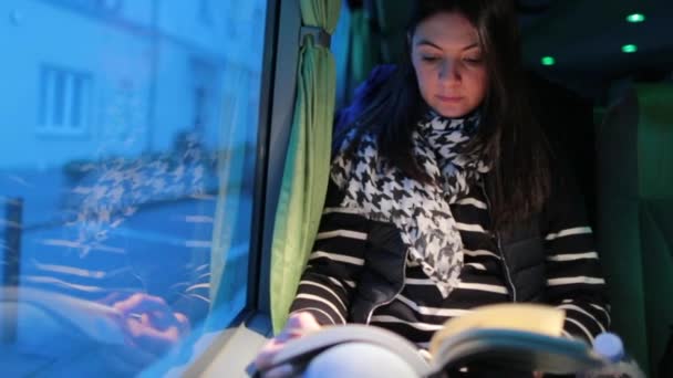 Olvasás Könyvet Utazás Közben Busszal Éjszaka — Stock videók