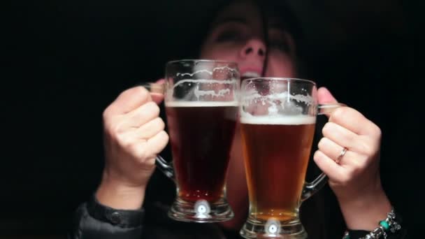 Vrouw Die Zich Raar Gedraagt Met Ambachtelijke Biertjes Proost Terwijl — Stockvideo