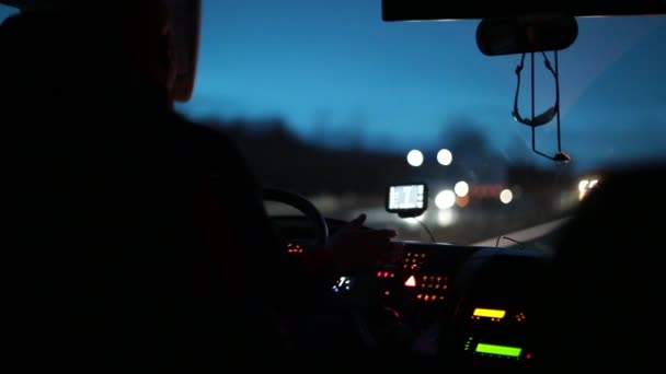 公共汽车司机在黄昏时分开车 夜间驾驶巴士的前部 — 图库视频影像