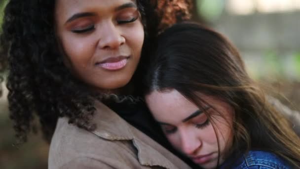 Due Giovani Donne Che Abbracciano Sostegno Empatia Insieme Due Persone — Video Stock
