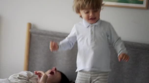 Μωρό Πηδάει Πάνω Κάτω Στο Κρεβάτι Παιδί Αναπηδά Στο Πρωινό — Αρχείο Βίντεο