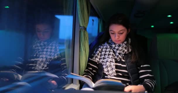 Fiatal Olvasás Könyvet Utazás Közben Busszal Úton Esti Éjszaka — Stock videók