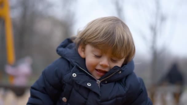 Kind Reitet Wippe Auf Spielplatz Winter — Stockvideo
