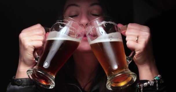 Een Vrouw Die Bier Drinkt Van Twee Grote Mokken Domme — Stockvideo