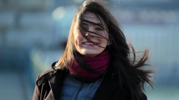 Porträtt Utbytesbrunett Student Ler Mot Kameran Utanför Ung Årig Kvinna — Stockvideo