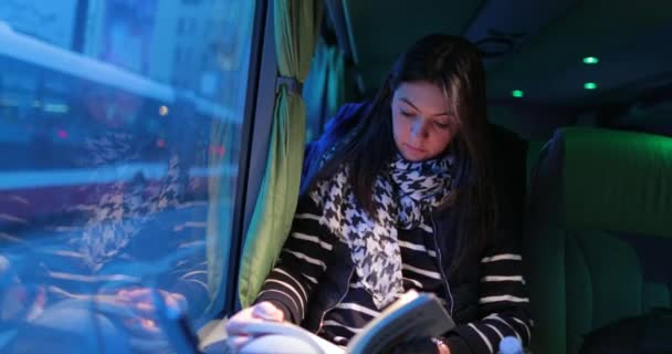 Gece Otobüsle Seyahat Eden Yolcu Kadınların Kitap Okurken Lık Gizli — Stok video