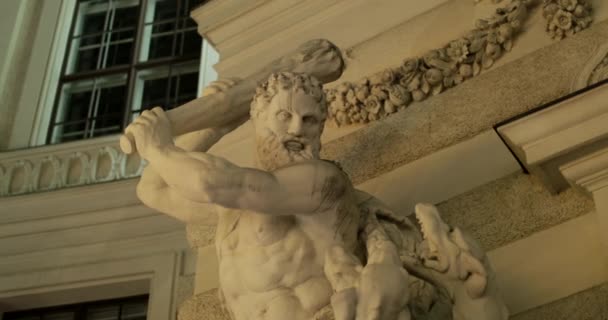 Статуя Геркулеса Сражающегося Гидрой Квартале Хофбург Вена Австрия — стоковое видео