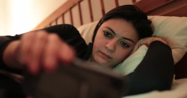 Молода Жінка Ліжку Смартфоном Жінка Головній Ролі Мобільному Пристрої Перед — стокове відео