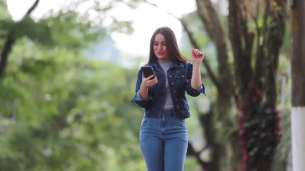 Wanita Bahagia Menerima Kabar Baik Pada Perangkat Ponsel — Stok Video