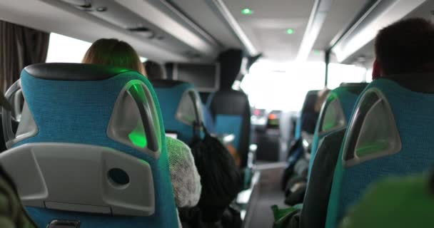 从乘客的角度看道路上乘公共汽车旅行 — 图库视频影像