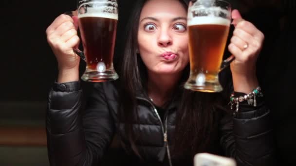 Vrouw Die Zich Raar Gedraagt Met Ambachtelijke Biertjes Proost Terwijl — Stockvideo