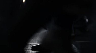 Kalabalık yaya sokakları gece 120fps yavaş çekimde karşıdan karşıya geçiyor. Trafiğin en yoğun saatinde yürüyen yolcular