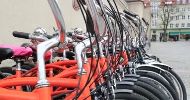 Dışarıda bir sürü bisiklet var. Bisiklet istasyonları serisi