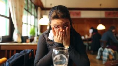 Gerçek hayattaki kadın ifadesi, elleri yüzü kameraya bakarken korkunun ifadesi, bir şey için endişelenen bir kız.