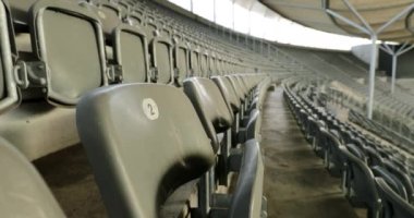 4K 'da futbol stadyumundaki koltuklar.
