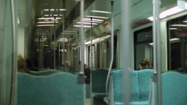 Boş metro treninin içi.