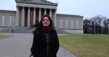 Saçlarını kıvıran bir kız