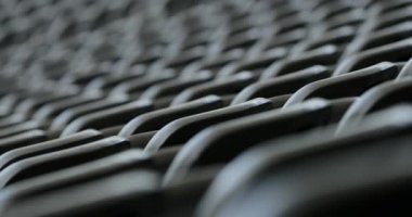 4K 'daki futbol stadyumundaki koltuklar - birçok koltuğun odak noktası