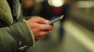 Eller akıllı telefon ekranına dokunuyor e-postaları kontrol ediyor ve 4K 'daki cep telefonunda interneti tarıyor.