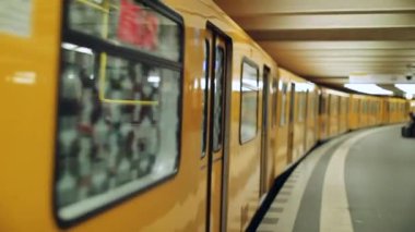 Orange Metro treni Berlin 'den kalkıyor.