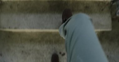 Merdivenlerden çıkan kişinin görüntüsü. İzleyicinin merdivenlerden yukarı çıkışını gösteren bakış açısı