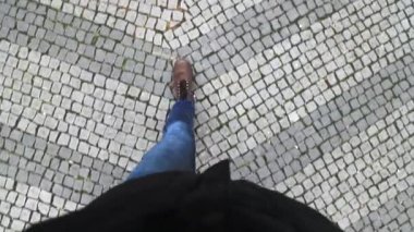 POV bakış açısı Avrupa 'da bot giyen ve ortaçağ kaldırım taşlarında yürüyen kişi perspektifi