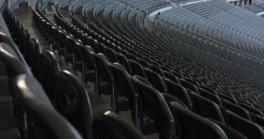 4K 'da futbol stadyumundaki koltuklar.