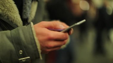 Eller akıllı telefon ekranına dokunuyor e-postaları kontrol ediyor ve 4K 'daki cep telefonunda interneti tarıyor.