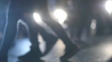 Kalabalık yayalar gece sokakta yürürken arka planda kameraya yansıyan merceklerle...