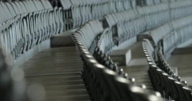 4K 'da futbol stadyumundaki koltuklar.