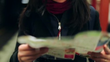 Kağıt haritada yön soran kadın