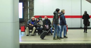MUNICH, Almanya, CIRCA HAZİRANESİ 2018 Metro metro atmosferi