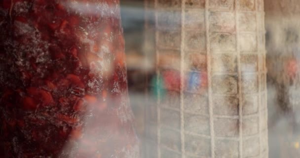 Sosis Tergantung Toko Daging Refleksi Dari Orang Orang Yang Terlihat — Stok Video