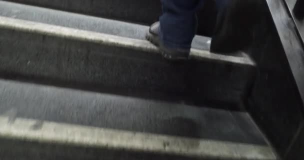 Nahaufnahme Von Beinen Die Die Treppe Hinauf Gehen — Stockvideo