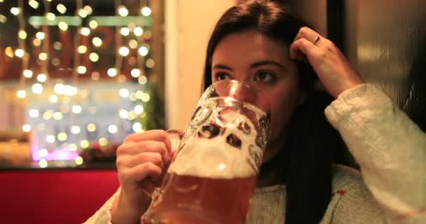 Mädchen Nimmt Einen Großen Schluck Bier Frau Trinkt Traditionelles Pint — Stockvideo